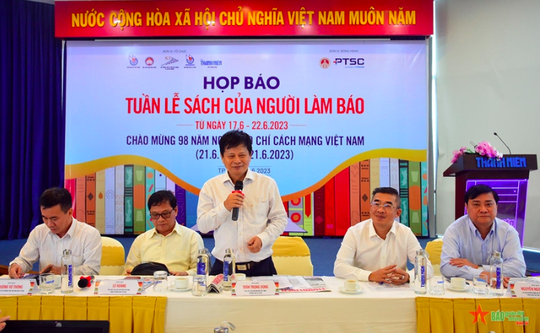 Trưng bày, giới thiệu các ấn phẩm sách của người làm báo cả nước